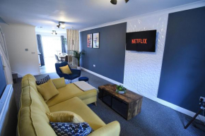 Luxury 3 Bed Modern House, Sleeps 5, Lincoln City Centre, includes Parking